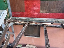 🔨 Ricostruzione di un terrazzo: qualità, sicurezza e bellezza ritrovata Eureka Services ha recentemente completato un intervento di ricostruzione completa di un terrazzo, riportandolo a nuova vita con un lavoro curato in ogni dettaglio. 🔧 Cosa abbiamo fatto: Rimozione delle parti danneggiate Ripristino delle superfici strutturali Impermeabilizzazione professionale per prevenire infiltrazioni Posa della nuova pavimentazione con materiali resistenti e di alta qualità Finiture precise per un risultato estetico moderno e duraturo ✅ Il risultato? Un terrazzo più sicuro, funzionale e valorizzato, pronto a essere vissuto tutto l’anno, con una protezione efficace nel tempo. 💡 Con Eureka Services ogni intervento è sinonimo di: Competenza tecnica Materiali certificati Rispetto dei tempi Assistenza completa, dalla consulenza alla consegna finale 📞 Hai un terrazzo da ristrutturare o mettere in sicurezza? Affidati a Eureka Services: trasformiamo i problemi in soluzioni concrete.